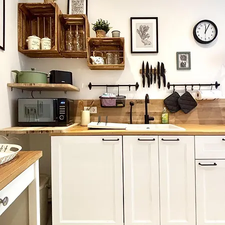 Cozee - Air-conditioned With Netflix