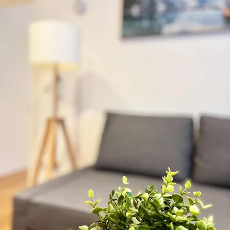 Cozee - Air-conditioned With Netflix