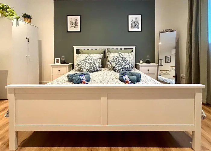 Cozee - Air-conditioned With Netflix *