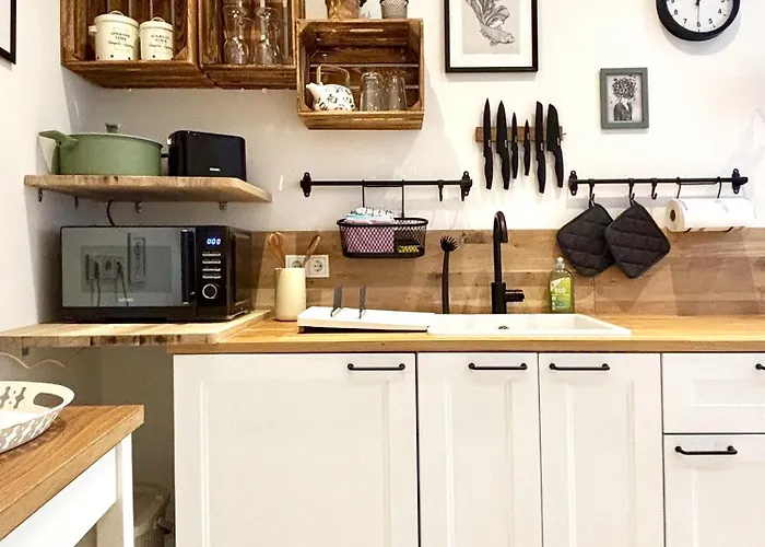 Cozee - Air-conditioned With Netflix