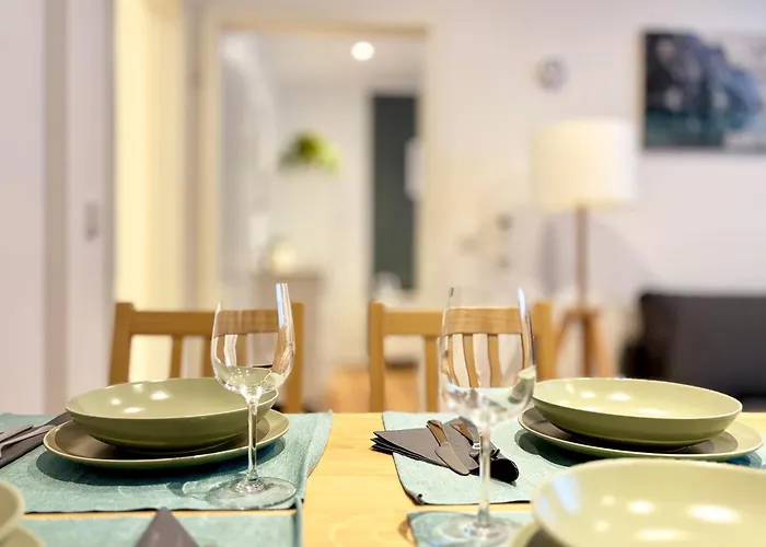 Cozee - Air-conditioned With Netflix