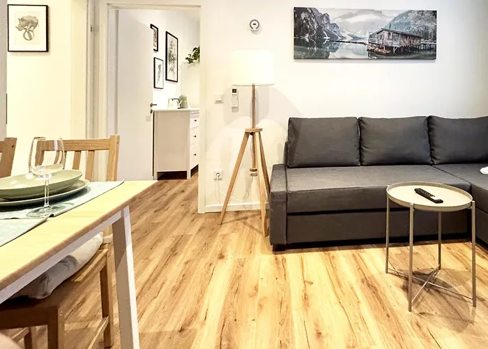 Cozee - Air-conditioned With Netflix *