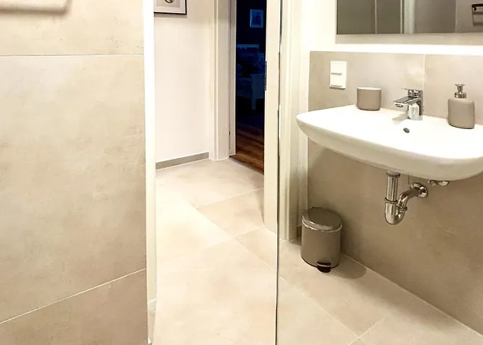 Cozee - Air-conditioned With Netflix